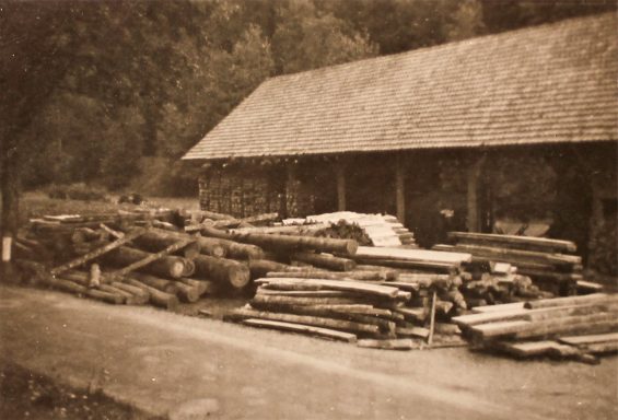 Holzschopf neben der Fabrik